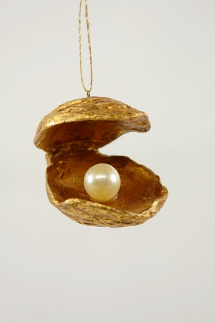 GOLD OYSTER W/ PEARL ORNAMENT